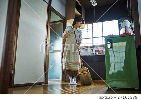 昭和の暮らし　掃き掃除をする主婦 27165579
