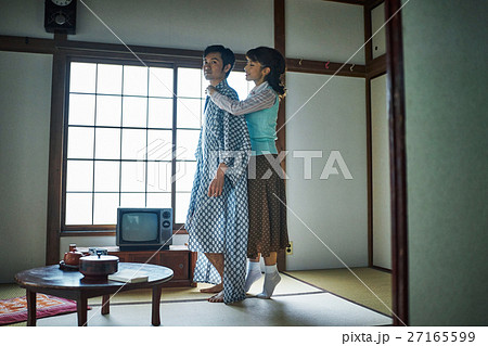 昭和の暮らし　浴衣を着る男性 27165599