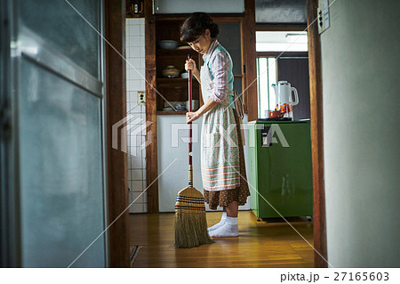 昭和の暮らし 掃き掃除をする主婦 昭和の暮らし 掃き掃除をする主婦 27165603