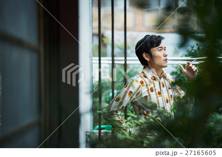 昭和　レトロ　煙草を吸う男性 27165605