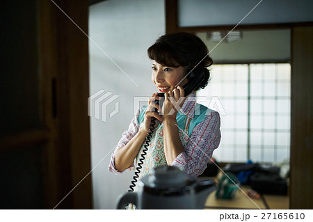 昭和　レトロ　電話で話す女性 27165610