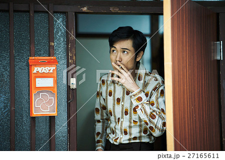 昭和 レトロ 煙草を吸う男性 昭和 レトロ 煙草を吸う男性 27165611