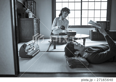 昭和の暮らし くつろぐ夫婦 昭和の暮らし くつろぐ夫婦 27165640