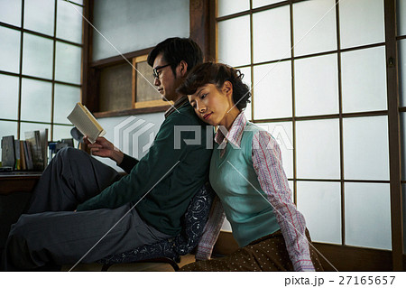 昭和イメージ 寄り添う夫婦 昭和イメージ 寄り添う夫婦 27165657