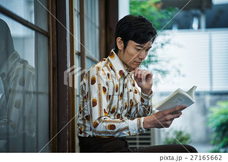昭和イメージ 読書する男性 昭和イメージ 読書する男性 27165662