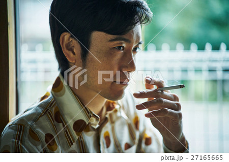 昭和 レトロ 煙草を吸う男性 ポートレートの写真素材 [27165665] - PIXTA 