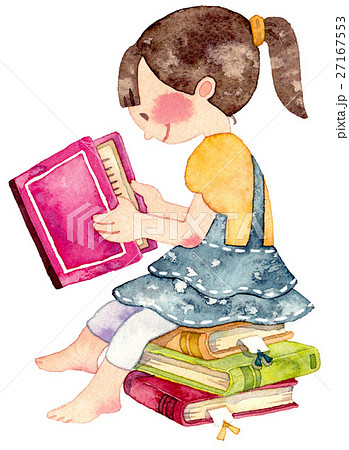 本の上に座って笑顔で本を読む女の子のイラスト素材