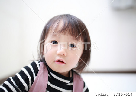 赤ちゃん 子供 ベビー 顔 幼児 子供 女の子 赤ん坊 室内 ホワイト 白 コピースペース の写真素材