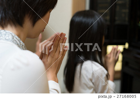 手を合わせる 手を合わせる 27168005