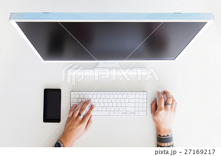 Man hand on desktop keyboard with blank screen 27169217