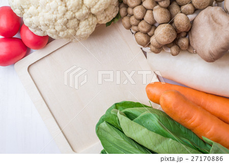 Empty wooden plate with fresh organic vegetables  27170886