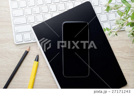 Working table with blank smart phone and keyboard 27171243