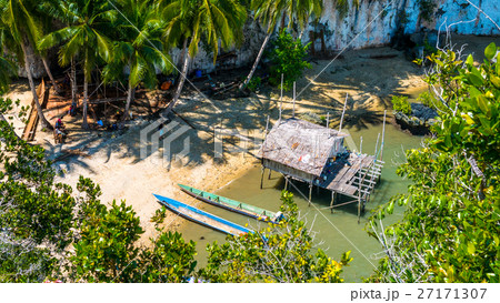 Local people tap new location, Raja Ampat Local people tap new location, Raja Ampat 27171307