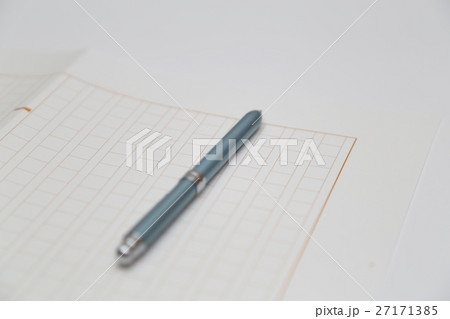 ペンと原稿用紙 27171385