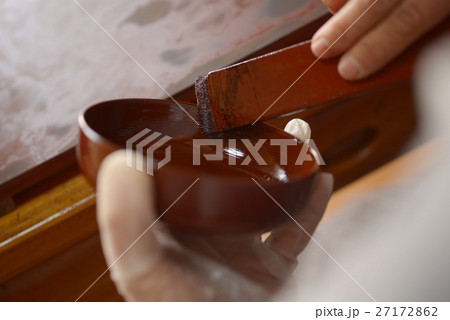 漆を塗る 漆器 伝統工芸 作業 女性 美術 アート 漆を塗る 漆器 伝統工芸 作業 女性 美術 アート 27172862