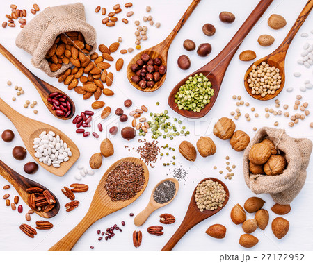 Various legumes and different kinds of nutshells . 27172952