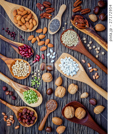 Various legumes and different kinds of nutshells . 27172954