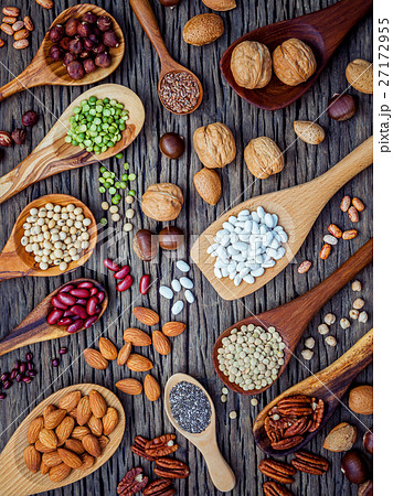 Various legumes and different kinds of nutshells . 27172955