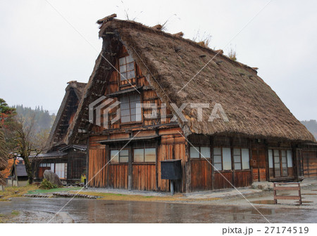白川郷　秋雨 27174519