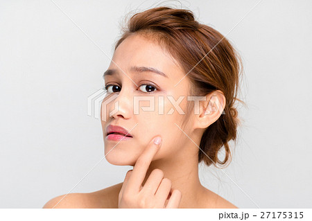 お肌をチェックする女性 お肌をチェックする女性 27175315