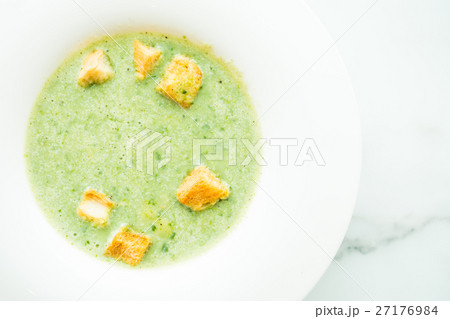 Green spinach cream soup 27176984