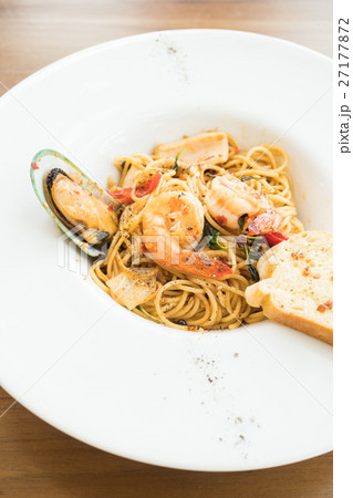 Spaghetti seafood in white plate 27177872