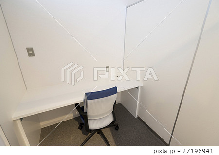 白基調の明るいレンタルブース一人用貸オフィス 27196941