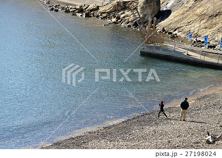 休日の海岸　石投げで遊ぶ親子 27198024