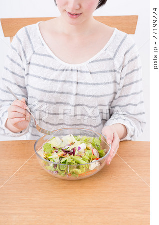 若い女性（サラダ） 27199224