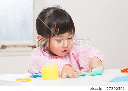 折り紙をする子供 27200501