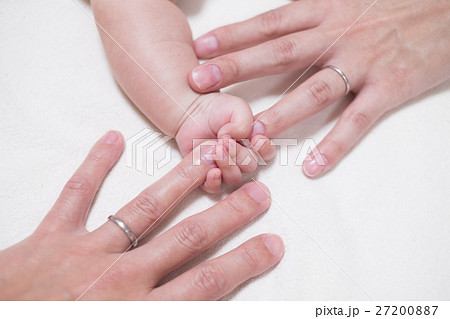 お父さんとお母さんと子どもの手 お父さんとお母さんと子どもの手 27200887