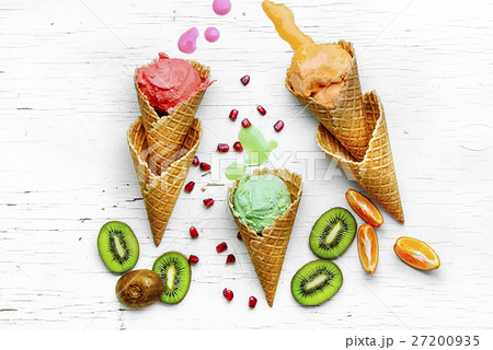 Assortment of ice cream sundae 27200935