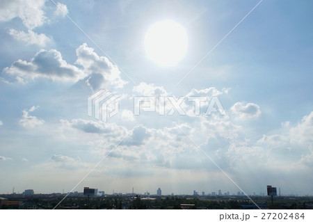 大空、太陽、逆光、高台から撮影した街並み 27202484