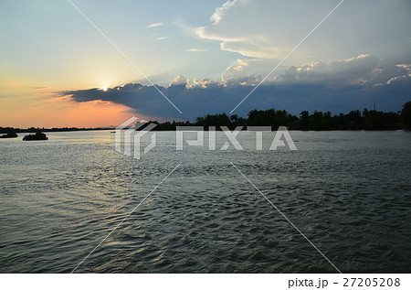 ラオスのシーパンドン　デット島から眺めるメコン川と夕日と川を行き交うボート　 27205208