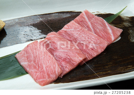 sashimi of fatty blue fin tuna with hon wasabi 27205238