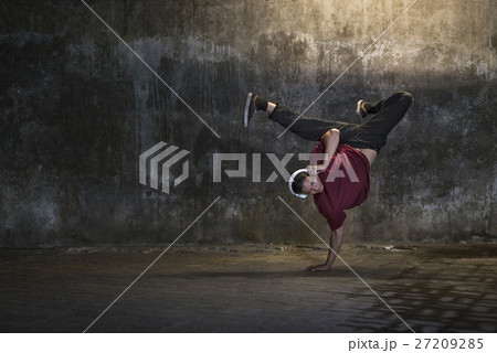 Breakdance Movement Teenagers Trendy Lifestyle Concept Breakdance Movement Teenagers Trendy Lifestyle Concept 27209285