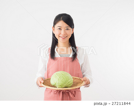 キャベツを持つ女性 27211844