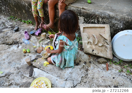 ラオスのデット島 屋外でままごとをする女の子の写真素材