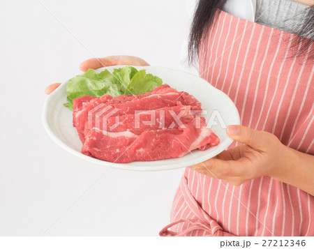牛肉をのせた皿を持つ女性 27212346