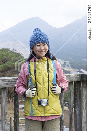 写真を撮る山ガール 27212796
