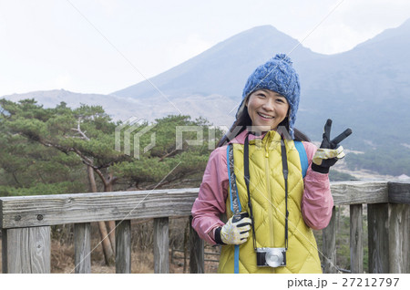 写真を撮る山ガール 27212797
