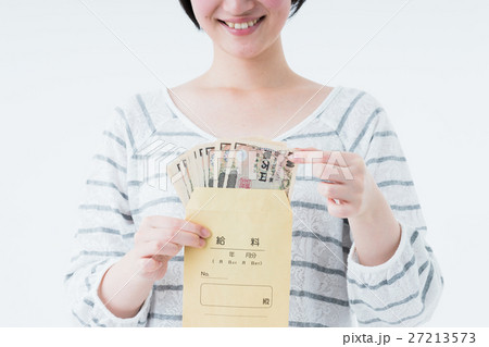 若い女性 給料 の写真素材 27213573 Pixta