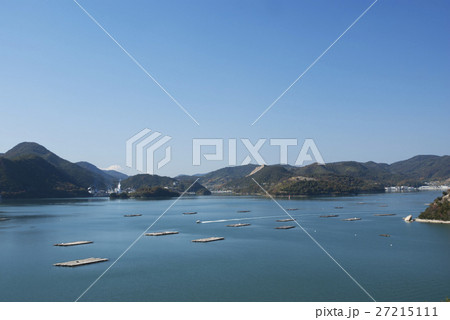 牡蠣筏浮かぶ秋晴れ瀬戸内海点景青空 牡蠣筏浮かぶ秋晴れ瀬戸内海点景青空 27215111
