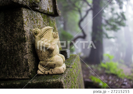 祠とカエル(横顔)-高水三山- 祠とカエル(横顔)-高水三山- 27215255