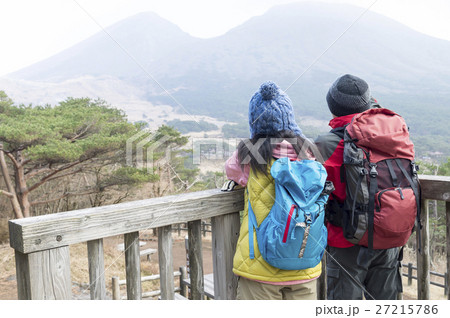 トレッキングをする男女 27215786