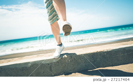 海辺の男性 27217404