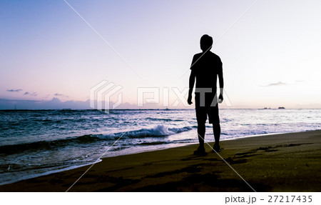 海辺の男性 海辺の男性 27217435