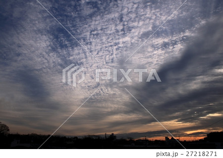 冬の朝空の写真素材