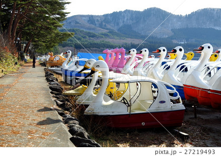 田沢湖畔に陸揚げされた冬の貸しボートの写真素材