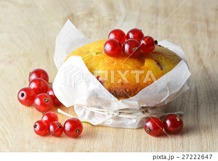 Muffin with red currants 27222647